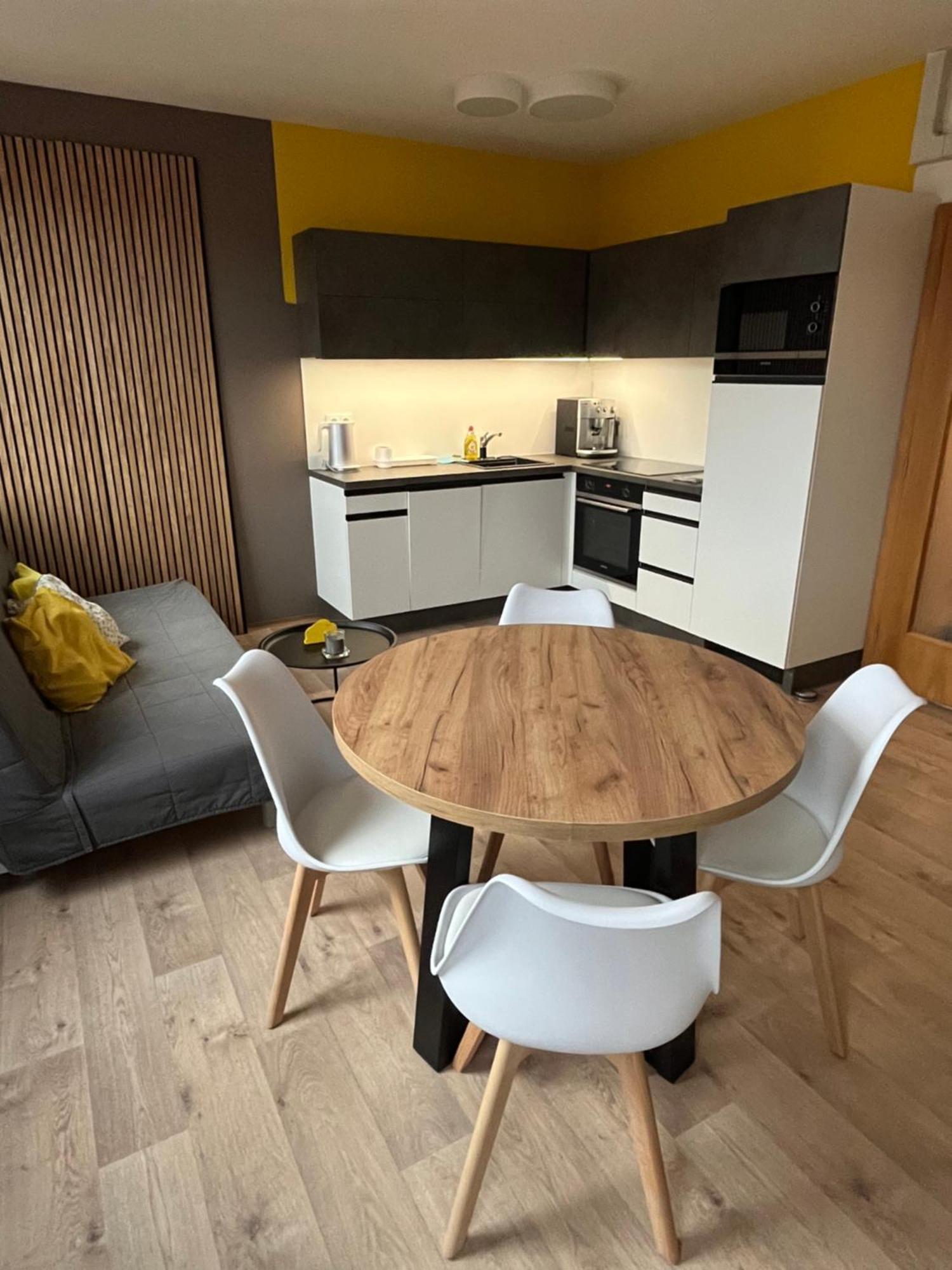 Yellow Apartment Deluxe برنو المظهر الخارجي الصورة